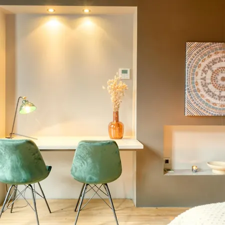 Spacious & Luminous Gem In Historic Building 아파트 헨트