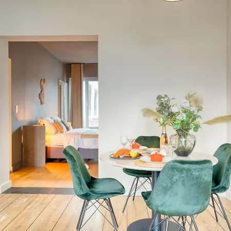 Spacious & Luminous Gem In Historic Building Appartement