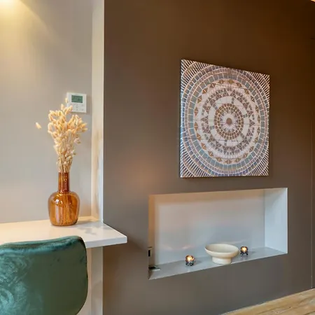 Spacious & Luminous Gem In Historic Building 아파트 헨트