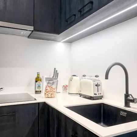 Spacious & Luminous Gem In Historic Building 아파트 *