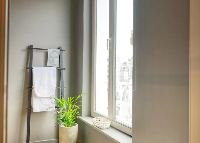 Spacious & Luminous Gem In Historic Building 헨트