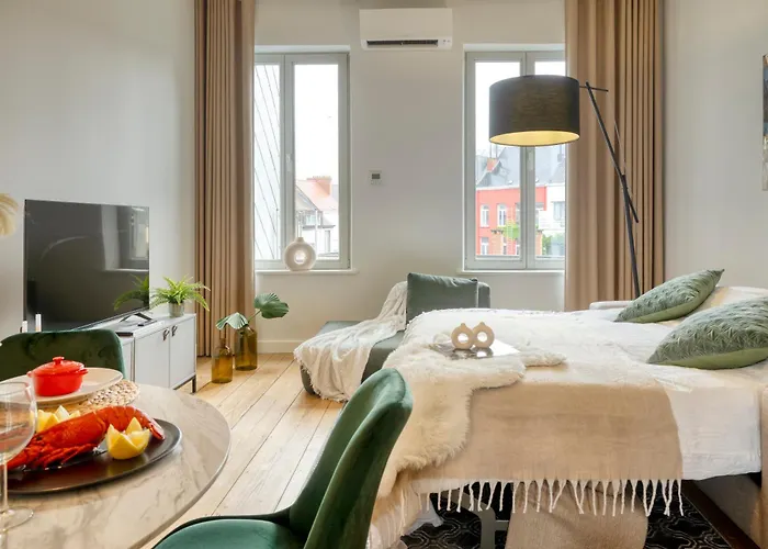 Spacious & Luminous Gem In Historic Building 아파트