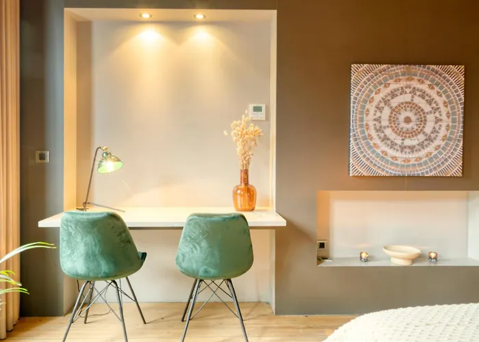 Spacious & Luminous Gem In Historic Building 아파트 헨트