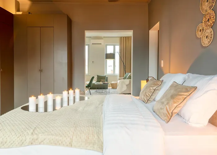 Spacious & Luminous Gem In Historic Building 아파트 *