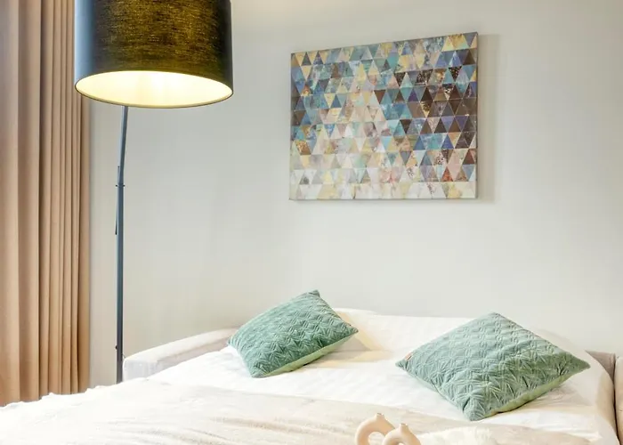 Spacious & Luminous Gem In Historic Building 헨트