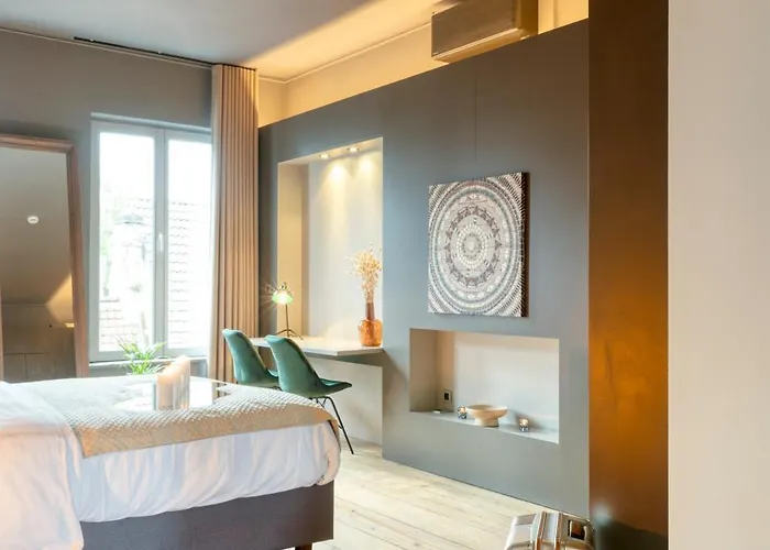 Spacious & Luminous Gem In Historic Building 아파트 *