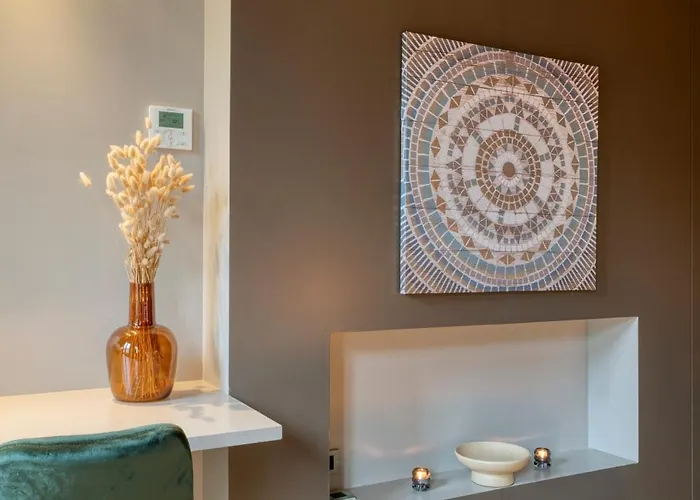 Spacious & Luminous Gem In Historic Building 아파트 헨트