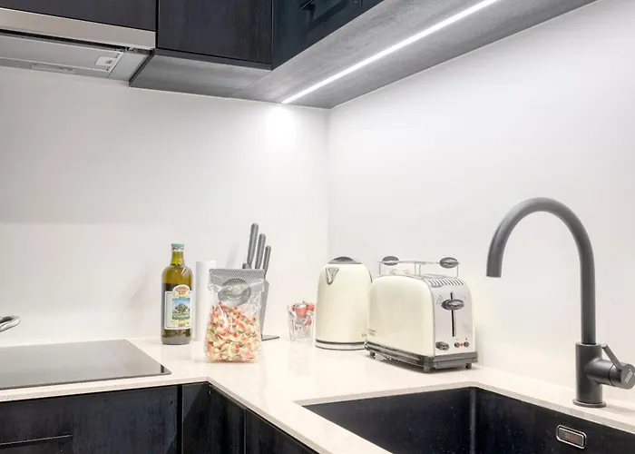 Spacious & Luminous Gem In Historic Building 아파트 *